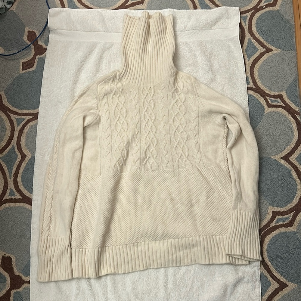 White gap turtleneck sweater. Size xl. Good condition